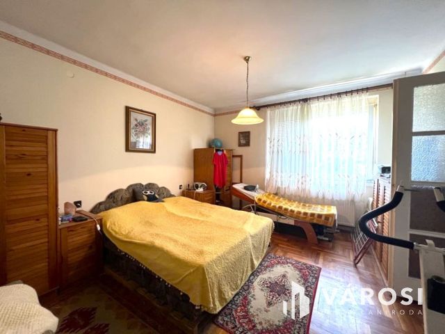 Kétgenereciós családi ház, sok lehetőség, csendes utca