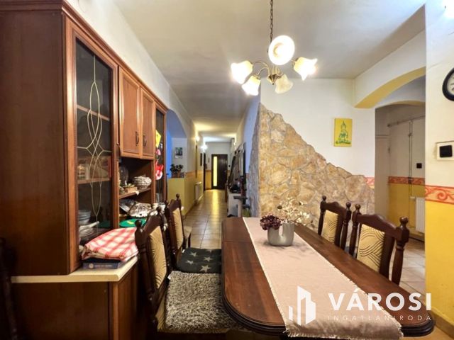 Kétgenereciós családi ház, sok lehetőség, csendes utca