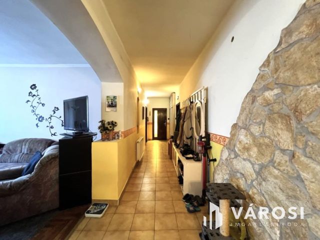 Kétgenereciós családi ház, sok lehetőség, csendes utca