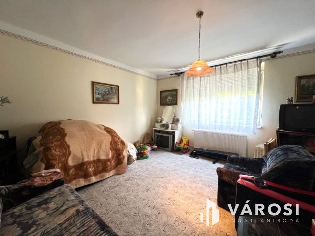 Kétgenereciós családi ház, sok lehetőség, csendes utca