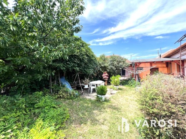 Kétgenereciós családi ház, sok lehetőség, csendes utca