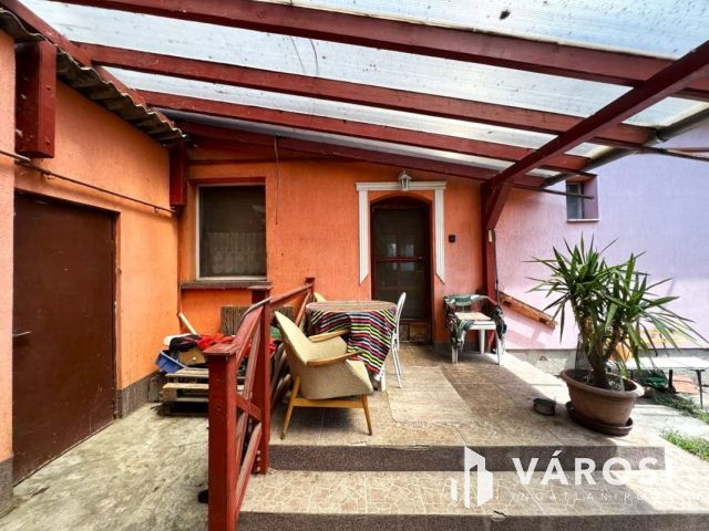 Kétgenereciós családi ház, sok lehetőség, csendes utca