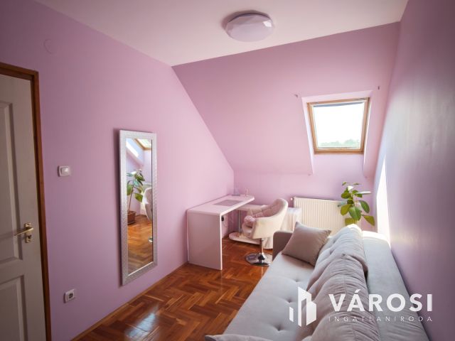 Debrecen belvárosi garázsos tégla lakás eladó