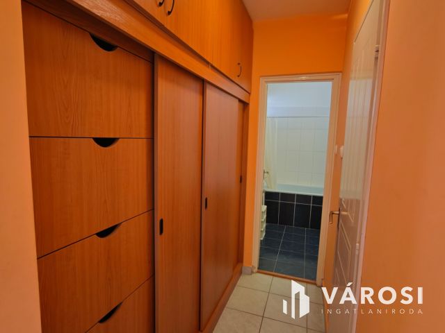 Debrecen belvárosi garázsos tégla lakás eladó