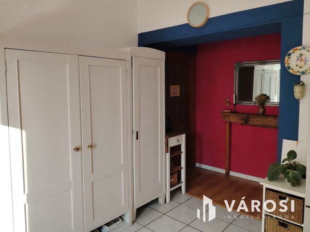 Háromszobás otthon eladó a Belvárosban