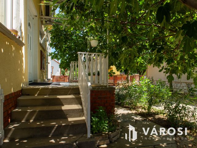 Napelemes családi ház Lánycsók csendes utcájában eladó