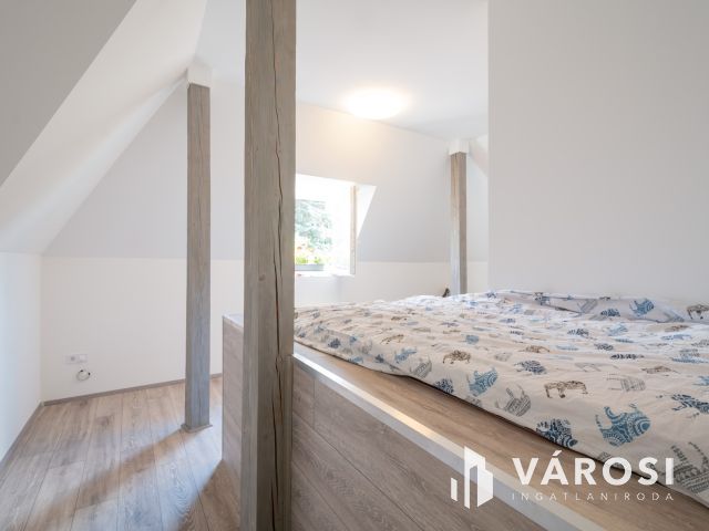 Eladó társasház Gödön: 4 üzlet + 3 lakás