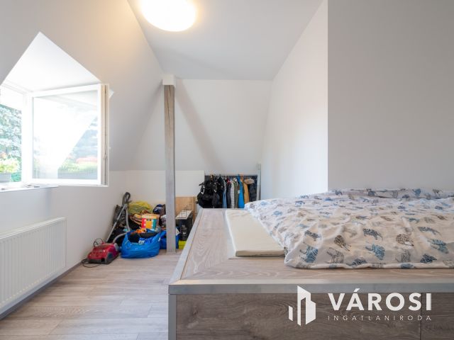 Eladó társasház Gödön: 4 üzlet + 3 lakás