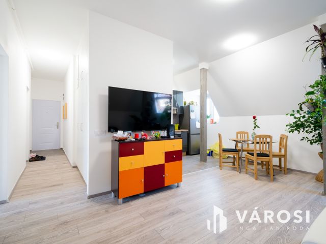 Eladó társasház Gödön: 4 üzlet + 3 lakás