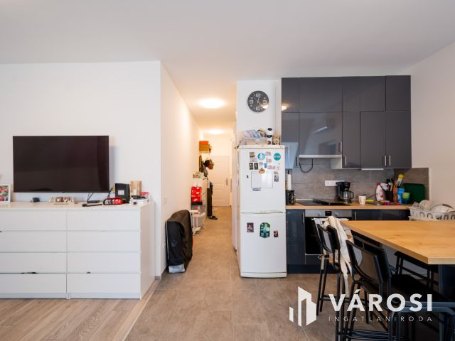 Eladó társasház Gödön: 4 üzlet + 3 lakás