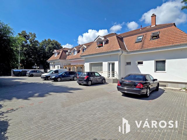 Eladó társasház Gödön: 4 üzlet + 3 lakás