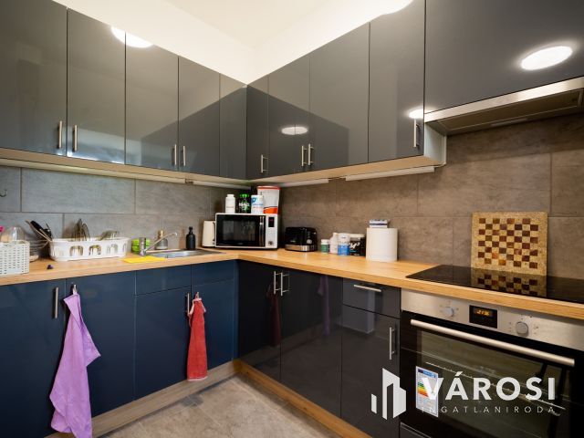 Eladó társasház Gödön: 4 üzlet + 3 lakás