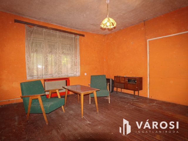 Rengeteg lehetőséget rejtő ingatlan Sarkad központ helyén