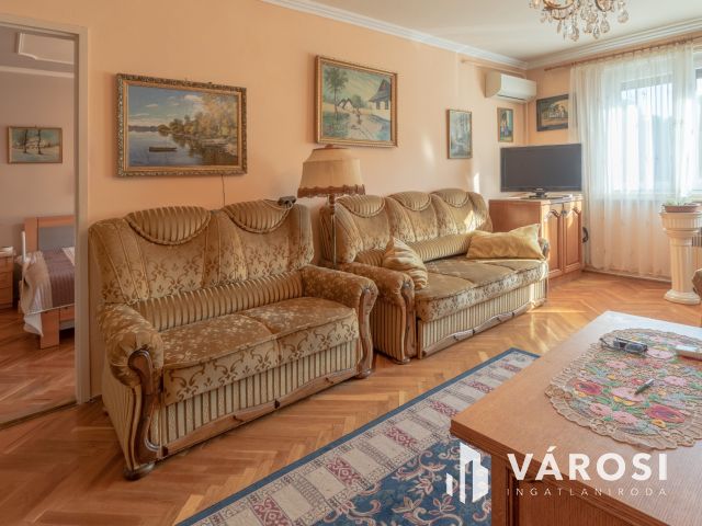 Alsóváros, első emelet, két szoba