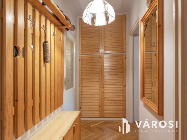 Alsóváros, első emelet, két szoba