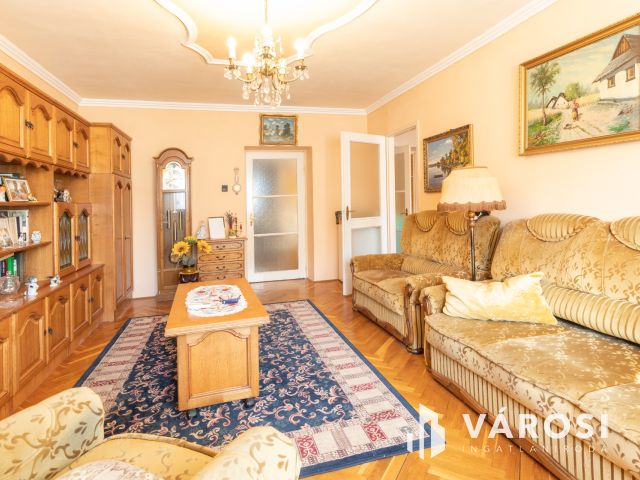 Alsóváros, első emelet, két szoba