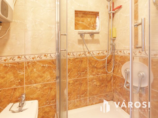 Alsóváros, első emelet, két szoba