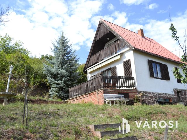 Felsőörsön Balatoni panorámás téliesített ingatlan eladó!