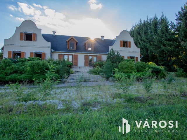 Eladó egy pazar ház és hozzá egy nem mindennapi birtok.