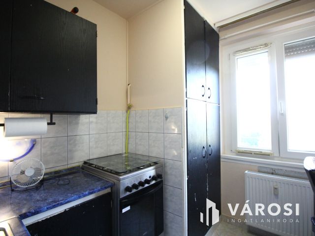 Orosházán a belvárosban 3 szobás panelt kínálok.