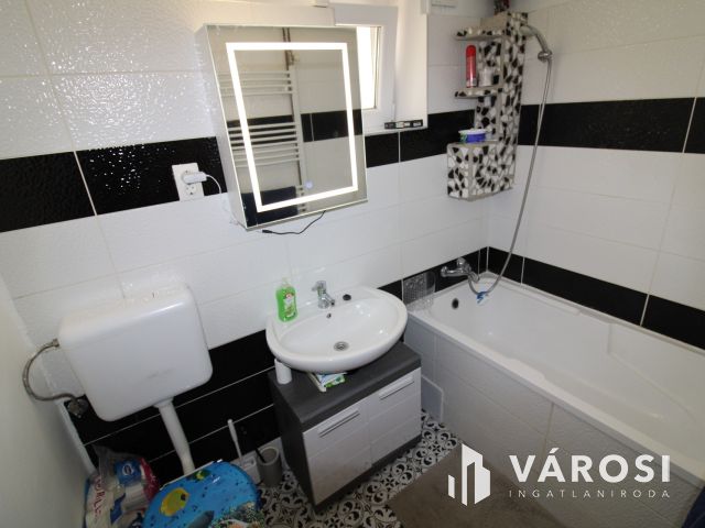 Rendezett családi ház nagy terasszal.