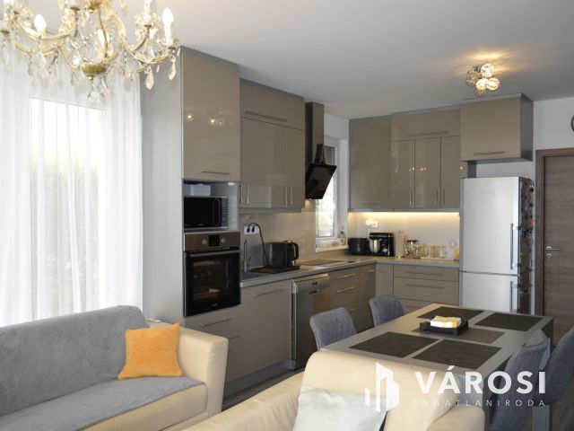 Újszerű 2+4 szobás földszinti kertkapcsolatos Balatonfüreden