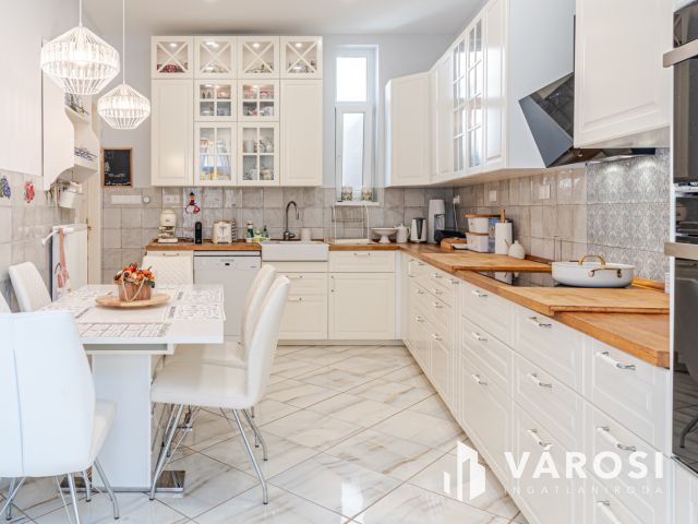 Polgári elegancia, modern kényelem – 1 perc az Anna-kúttól