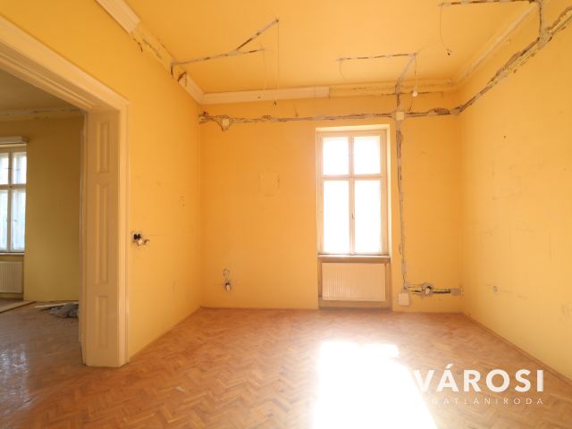 Felújítandó 95 nm-es lakkás.