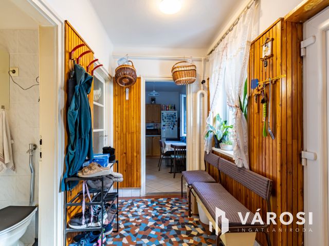 Ikerházfél, takaros kerttel Óbudán