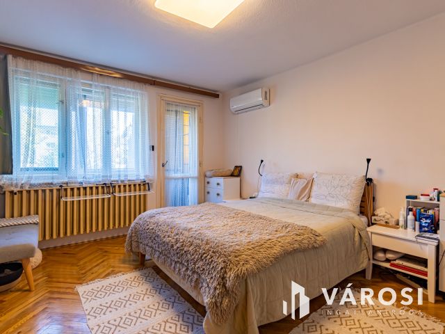 Ikerházfél, takaros kerttel Óbudán