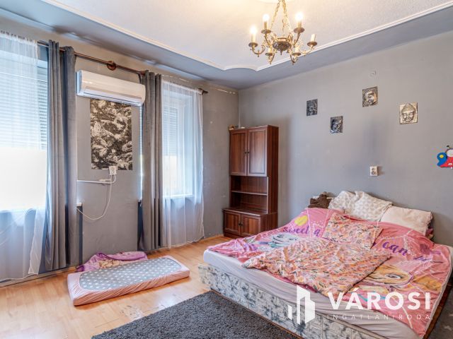 A tavasz hírnöke  - tégla lakás -