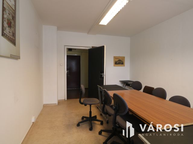 Belvárosi irodák, a Szilágyi utcában eladók.
