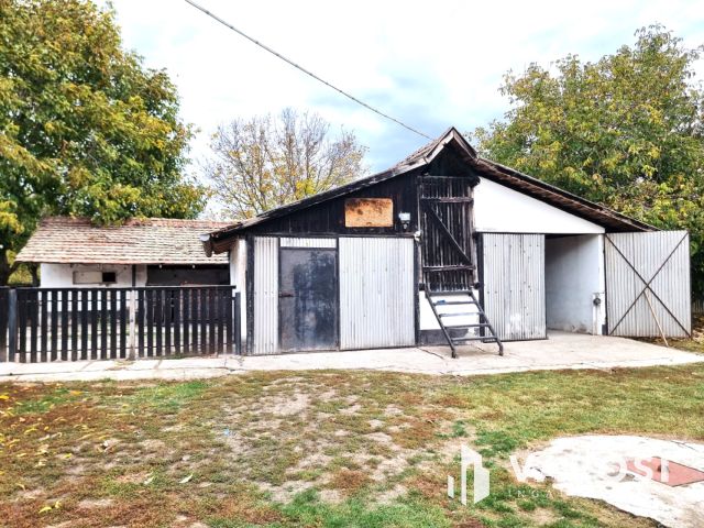 Vízpart közeli telken, kiváló szerkezetű tégla ház eladó