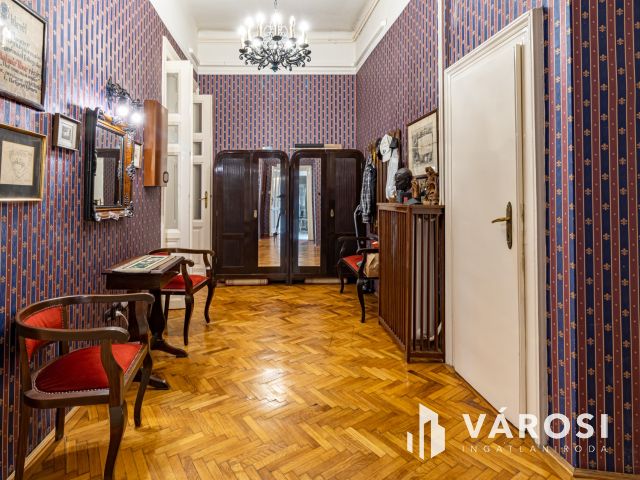 Nagy lakás a Vígszínházzal szemben a nagykörúton