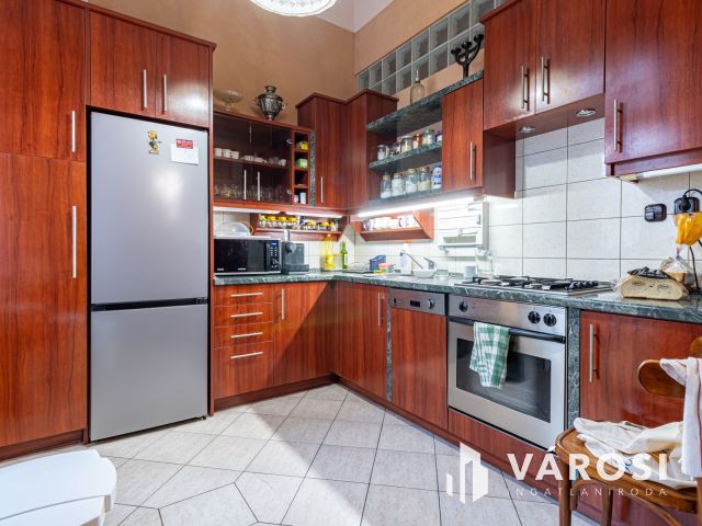 Nagy lakás a Vígszínházzal szemben a nagykörúton