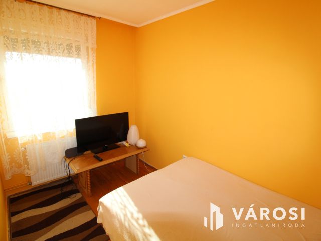 Gyulán alacsony fenntartású 1,5 szobás lakás eladó.