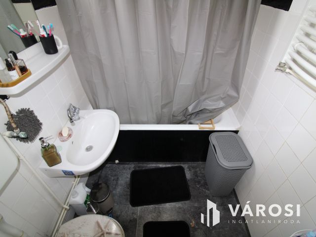 Gyulán alacsony fenntartású 1,5 szobás lakás eladó.