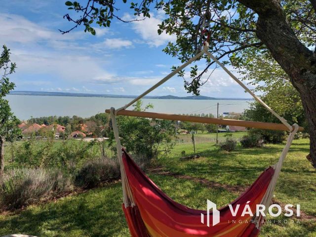 Badacsonyi nyaraló teljes és örök balatoni panorámával eladó