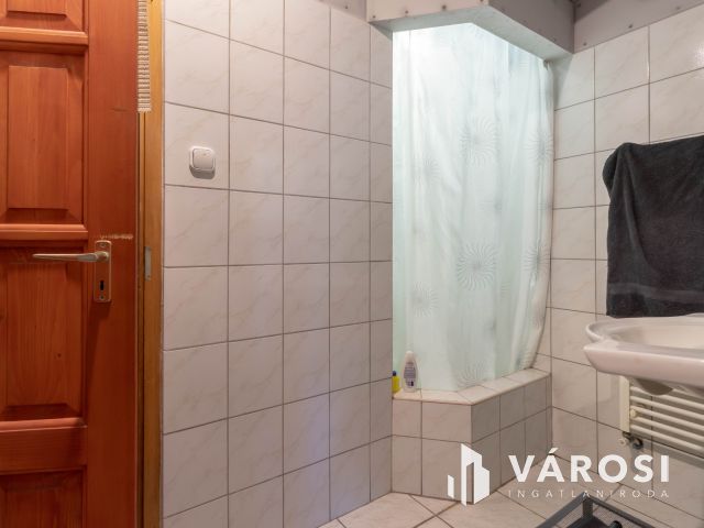 Többfunkciós, tágas, 250 m2-es családi ház Simontornyán