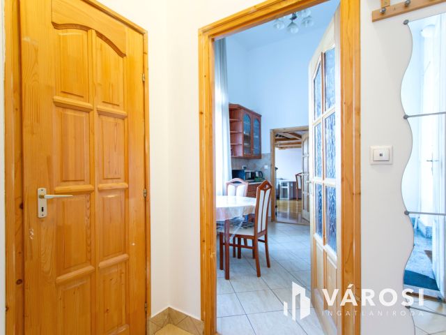 Belvárosi kuriózum lovasszoborral az ablak alatt