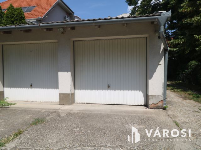 Belsőudvari garázs eladó a Nádas utcában .