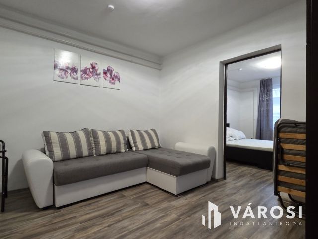 Teljeskörűen felújított ház a Lencztelepen-panel lakás árban