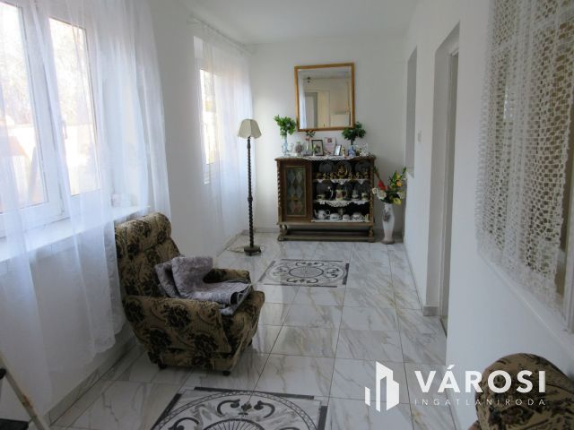 Kistelek központjában családi ház