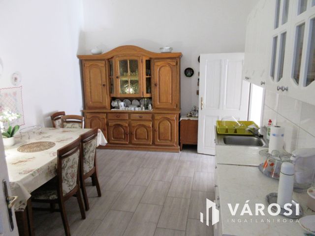 Kistelek központjában családi ház