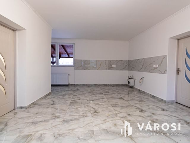 Gyula belvárosában felújított családi ház eladó.