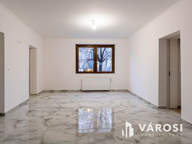 Gyula belvárosában felújított családi ház eladó.