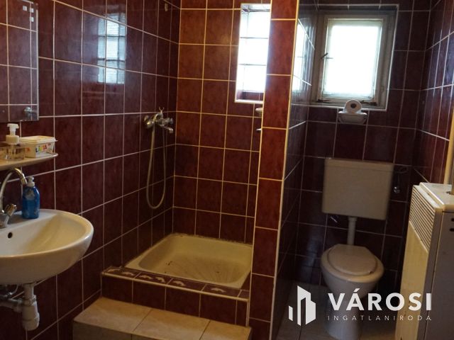 Tripla a Csúcson-csúcsi 3 lakrészes családi ház