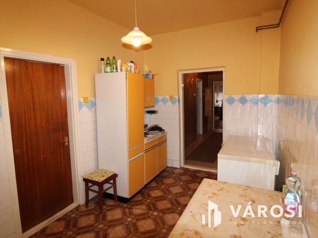 3 szobás ház, garázs és nagy telek.