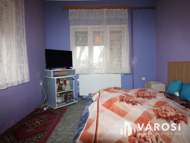 3 szobás ház, garázs és nagy telek.