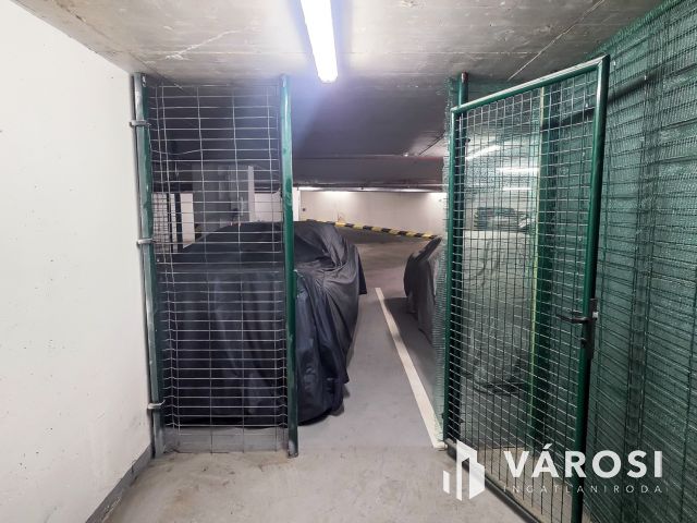 Szabolcs utcában teremgarázs + 6,5 m2 tároló eladó